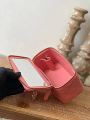 Chanel Vanity With Chain Pink Size 9.5 x 17 x 8 cm - 4