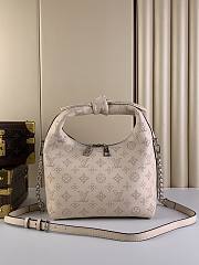 Louis Vuitton LV Why Knot PM Cream Size 28 x 34 x 12 cm - 1