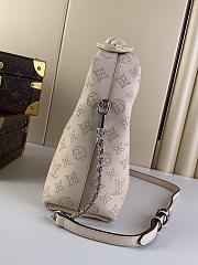 Louis Vuitton LV Why Knot PM Cream Size 28 x 34 x 12 cm - 4