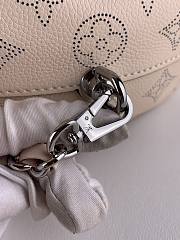 Louis Vuitton LV Why Knot PM Cream Size 28 x 34 x 12 cm - 6