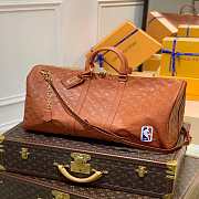 LV M57973 Louis Vuitton LVxNBA Keepall Bandouliere 55 Bag Size 55 x 27 x 20 cm - 1
