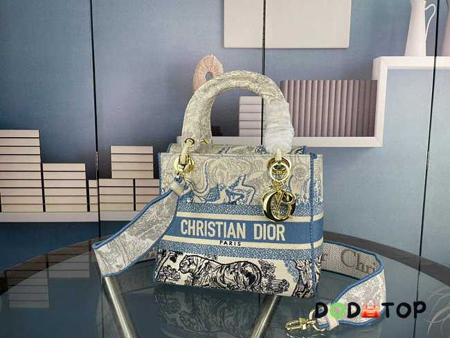 Dior M0565 Medium Lady D-Life Bag Blue Toile de Jouy Embroidery Size 24 x 20 x 11 cm - 1