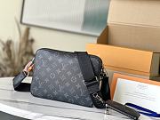 Louis Vuitton LV Messenger Bag Size 25 x 18.5 x 7 cm - 4