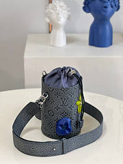 Louis Vuitton Chalk Pouch Size 12.5 x 17 x 12.5 cm - 2