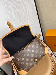  Louis Vuitton LV M45985 Diane Monogram Crossbody Bag Size 9 x 15 x 24 cm - 6