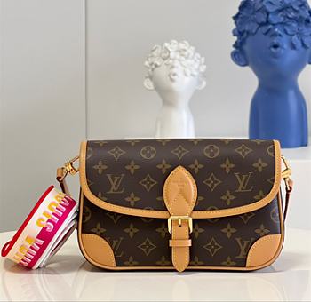 Louis Vuitton Lv M46049 Rose Red Diane Handbag Size 25 × 9 × 15 cm