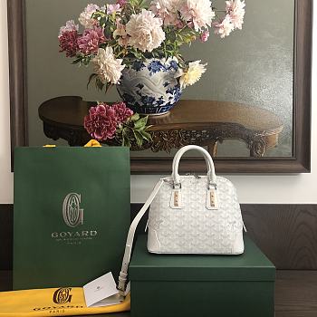 Goyard Vendme Handbag White Size 23 x 18 x 10 cm