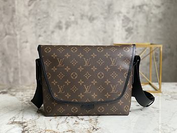 Louis Vuitton Lv Magnetic Messenger Bag Size 31.5 x 22 x 8 cm