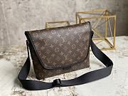 Louis Vuitton Lv Magnetic Messenger Bag Size 31.5 x 22 x 8 cm - 4