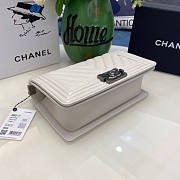 Chanel Boy Bag Cheveron In White Silver Hardware Size 25 cm - 6