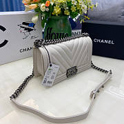 Chanel Boy Bag Cheveron In White Silver Hardware Size 25 cm - 5