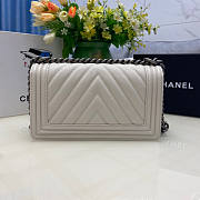 Chanel Boy Bag Cheveron In White Silver Hardware Size 25 cm - 4