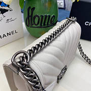 Chanel Boy Bag Cheveron In White Silver Hardware Size 25 cm - 3