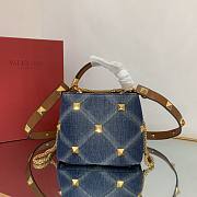 Valentino Small Roman Stud The Handle Bag In Denim Size 21 x 17 x 14 cm - 3