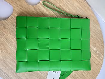 Botega Venata Woven Calfskin Handbag Green Size 35 x 25 x 1 cm