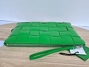 Botega Venata Woven Calfskin Handbag Green Size 35 x 25 x 1 cm - 4