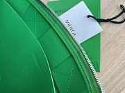 Botega Venata Woven Calfskin Handbag Green Size 35 x 25 x 1 cm - 2
