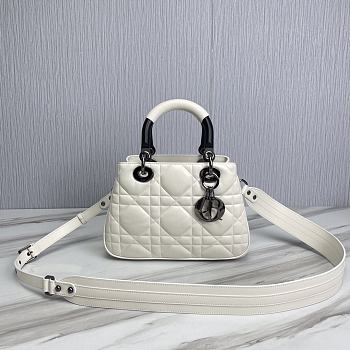 Dior Shoulder Bag White Size 25 x 17 x 9 cm