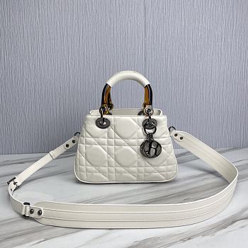 Dior Shoulder Bag White 01 Size 25 x 17 x 9 cm