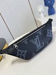  Louis Vuitton Giant Monogram Discovery Bumbag Size 47 x 20 x 9 cm - 4