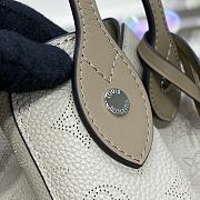 Louis Vuitton Lu Hina Medium Handbag White Size 46 x 29.5 x 17 cm - 2