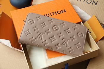 Louis Vuitton LV Zip Wallet Beige Size 19.5 x 10.5 x 2.5 cm