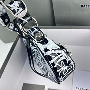 Balenciaga Le Cagole Shoulder Bag in Black and White Graffiti Printed Arena Lambskin Size 26×16×10 cm - 4