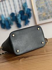 Chanel Black Bucket Bag Size 20 x 21 x 13 cm - 6