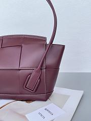 Botega Venata Arco Handbag Small Red Wine Size 22 x 18 x 9 cm - 2