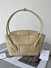 Botega Venata Arco Handbag Small Beige Size 22 x 18 x 9 cm - 1