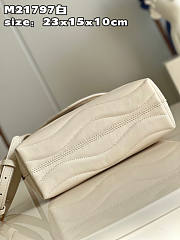 Louis Vuitton Hold Me White Size 23 x 15 x 10 cm - 5