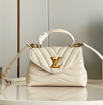 Louis Vuitton Hold Me White Size 23 x 15 x 10 cm