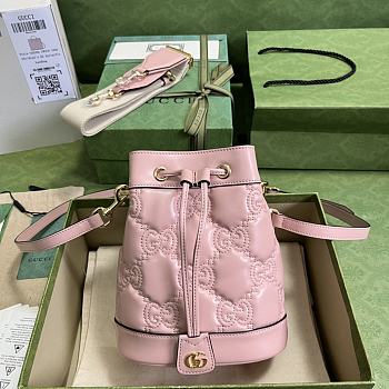 Gucci GG Matelassé Bucket Bag Pink Size 17 x 20 x 10 cm