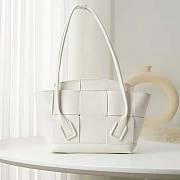 Bottega Veneta Arco Small Intreccio Leather Top Handle Bag White Size 21 x 33 x 6 cm - 1