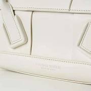 Bottega Veneta Arco Small Intreccio Leather Top Handle Bag White Size 21 x 33 x 6 cm - 4