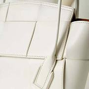 Bottega Veneta Arco Small Intreccio Leather Top Handle Bag White Size 21 x 33 x 6 cm - 3