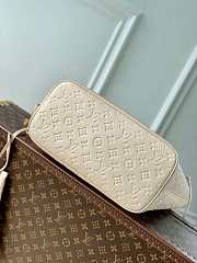 Louis Vuitton Neverfull MM Carryall Pale Beige Size 31 x 28 x 14 cm - 4