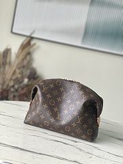 Louis Vuitton LV Cosmetic Bag M46458 Size 27 x 18 x 9 cm - 1