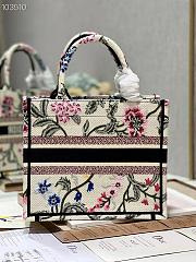 Dior Book Tote White Multicolor Dior Petites Fleurs Embroider Size 26.5 x 21 x 14 cm - 3