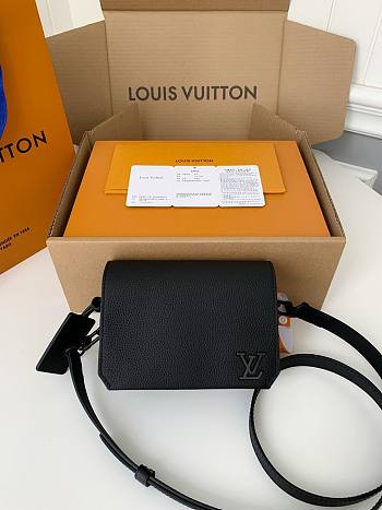 Louis Vuitton LV M82085 Fastline Wearable Wallet Black Size 17.3 x 12 x 7 cm