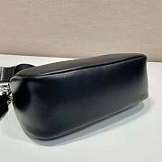 Prada Padded Nappa-Leather Re-Edition 2005 Shoulder Bag Black Size 18 x 6.5 x 22 cm - 5