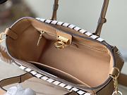 Louis Vuitton LV M21569 On My Side PM Bag Apricot Size 25 x 20 x 12 cm - 3