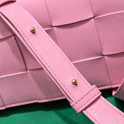 Bottega Veneta Cassette Crossbody Bag Pink Size 23 x 15 x 5.5 cm - 2