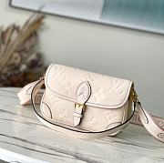 Louis Vuitton LV M46388 White Diane Handbag Size 23 x 16 x 8.5 cm - 1