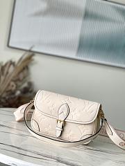 Louis Vuitton LV M46388 White Diane Handbag Size 23 x 16 x 8.5 cm - 3