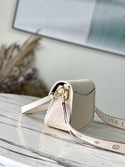 Louis Vuitton LV M46388 White Diane Handbag Size 23 x 16 x 8.5 cm - 2