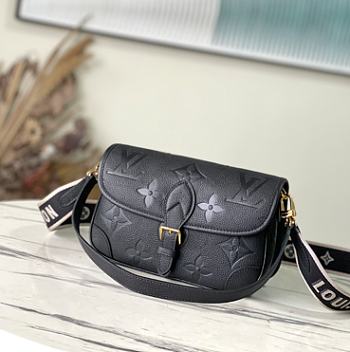 Louis Vuitton LV M46386 Black Diane Handbag Size 23 x 16 x 8.5 cm