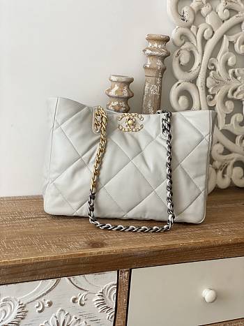 Chanel 22 Tote Bag White Size 24 x 41 x 10.5 cm