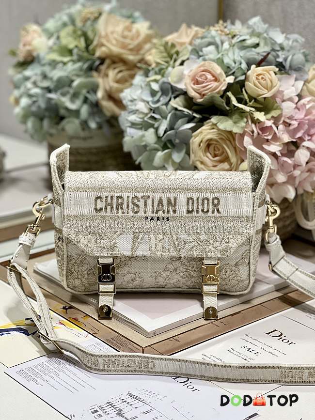 Dior Women Small Messenger Octagonal Star Gold Bag Size 23 × 15 × 8 cm - 1