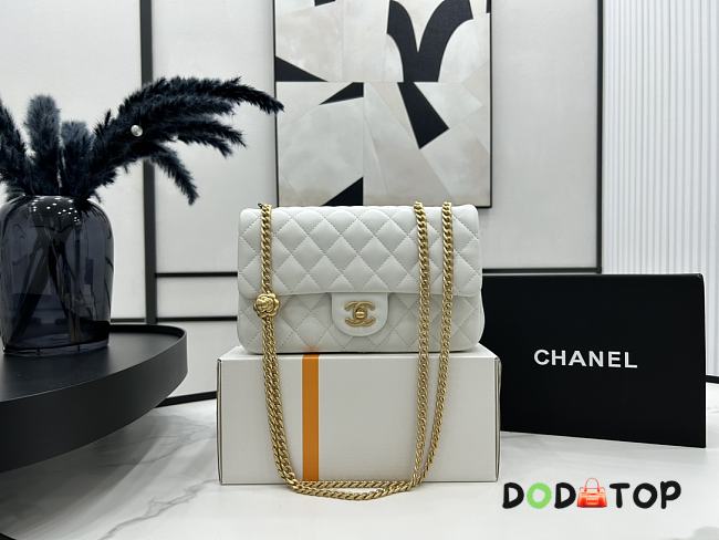 Chanel Flap Chain Bag White Size 23 cm - 1